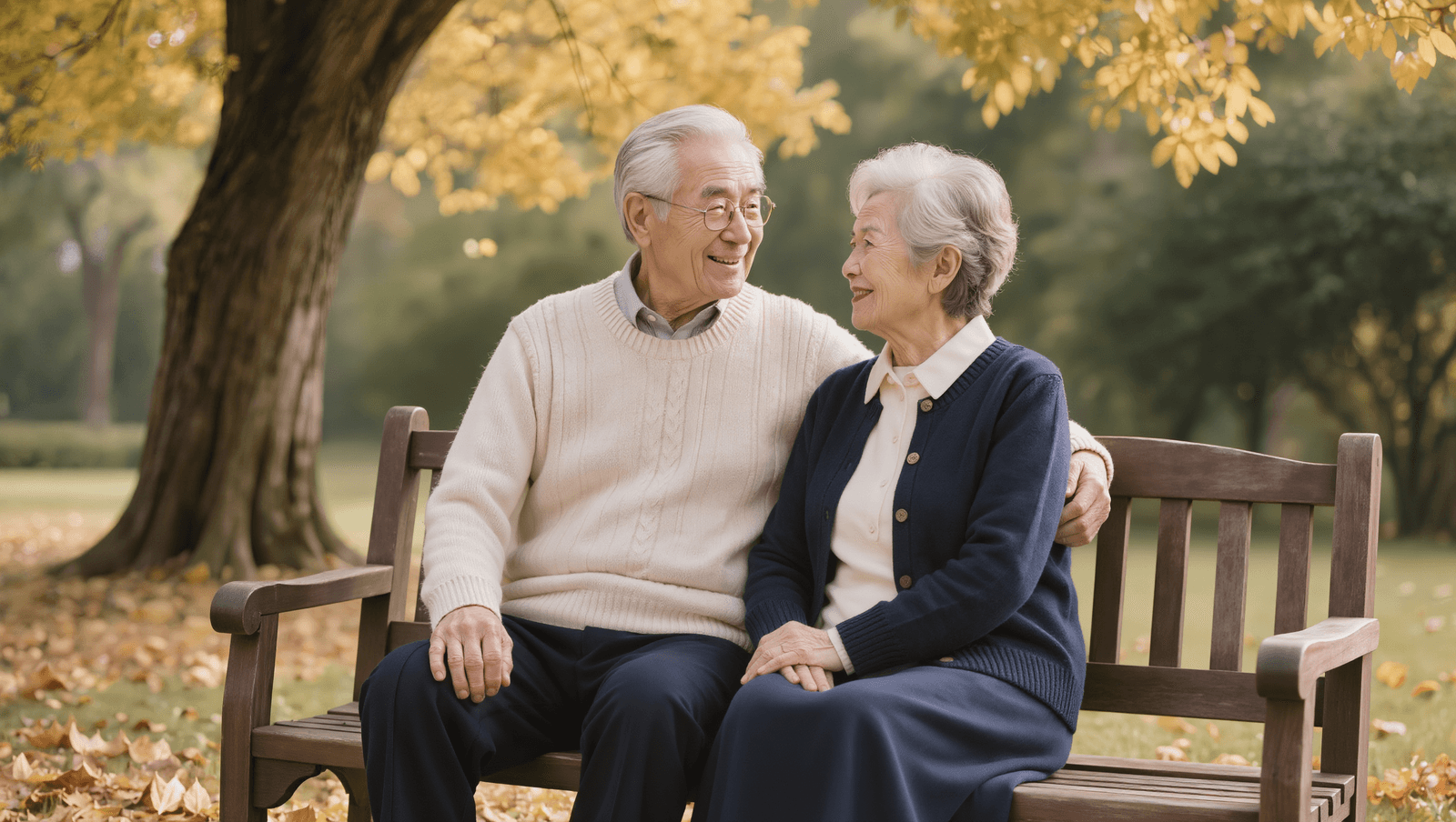 Älteres Ehepaar Anfang 70 auf einer Gartenbank im warmen Tageslicht, würdevoller Moment der Verbundenheit trotz Parkinson