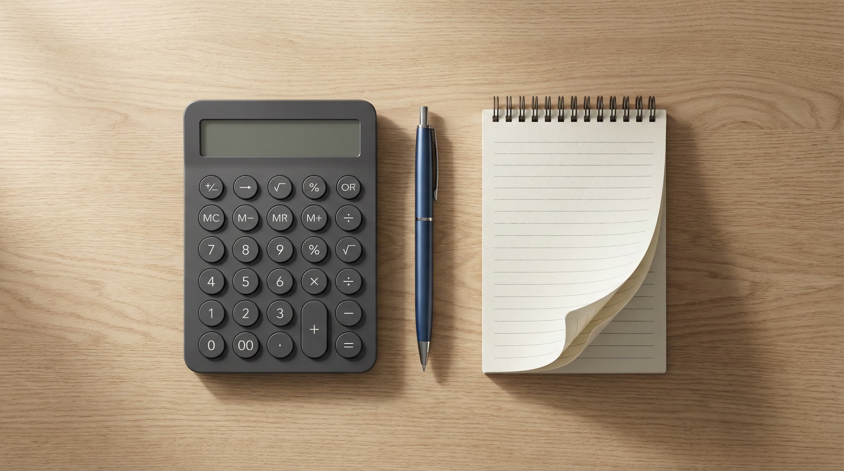 Taschenrechner, Stift und Notizblock auf hellem Schreibtisch – Pflegegeld Tabelle berechnen
