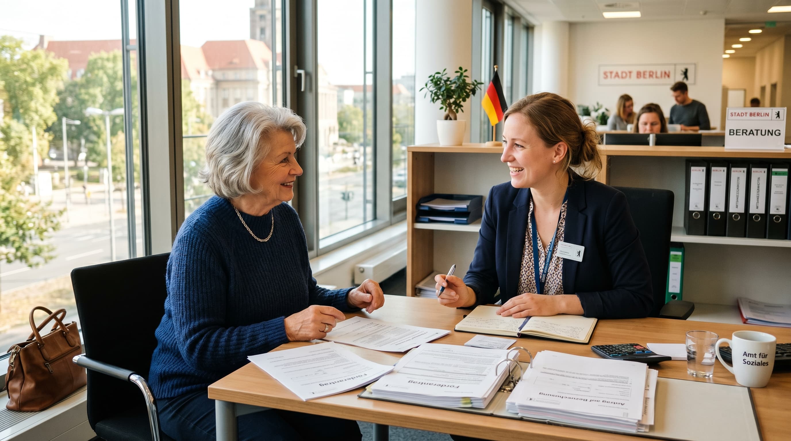 Seniorin im Gespräch mit Sachbearbeiter der Pflegekasse, Förderanträge auf dem Tisch, helles deutsches Büro