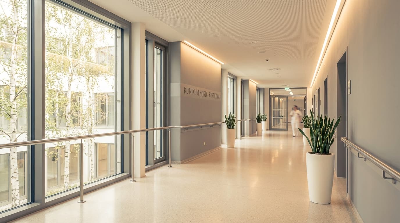 Ruhiger Krankenhausflur mit warmem Licht – beruhigende Atmosphäre bei stationärem Aufenthalt